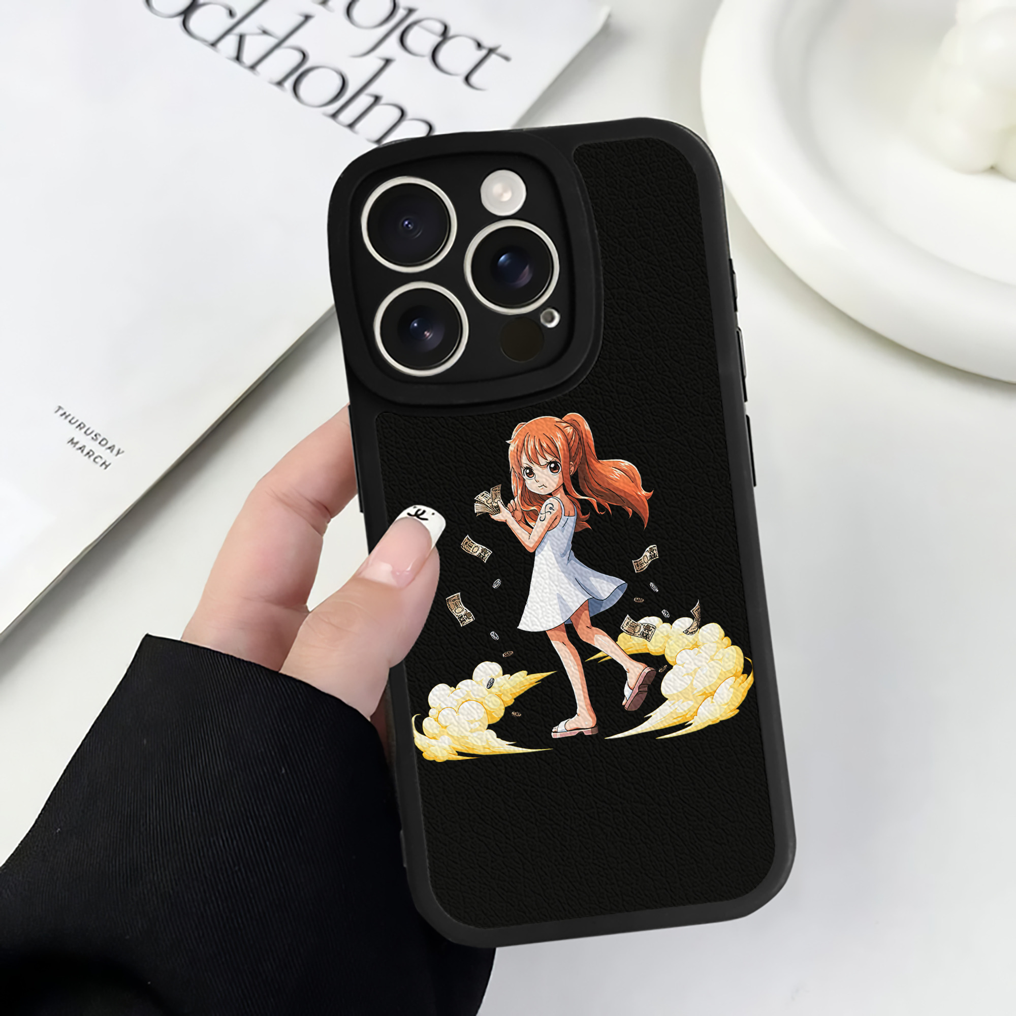 （画像用） ワンピース ナミ ONE PIECE Nami 【iPhone 16シリーズ対応】シリコンスマホケース（レザー調） 材質：シリコン